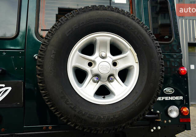 Зелений Ленд Ровер Дефендер, об'ємом двигуна 2.2 л та пробігом 98 тис. км за 87000 $, фото 41 на Automoto.ua