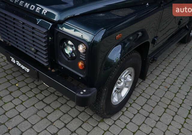 Зелений Ленд Ровер Дефендер, об'ємом двигуна 2.2 л та пробігом 98 тис. км за 87000 $, фото 7 на Automoto.ua