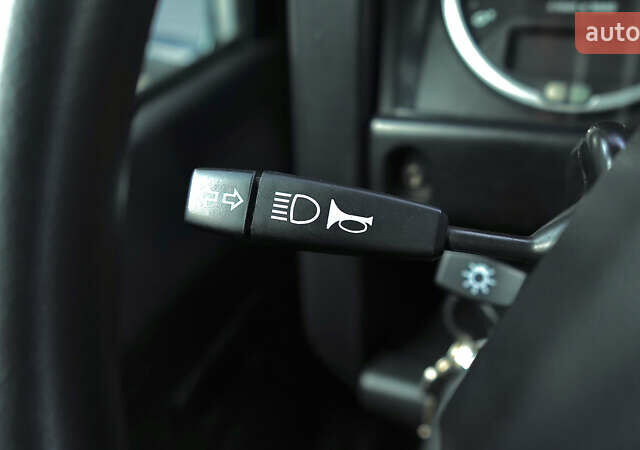 Зелений Ленд Ровер Дефендер, об'ємом двигуна 2.2 л та пробігом 98 тис. км за 87000 $, фото 30 на Automoto.ua