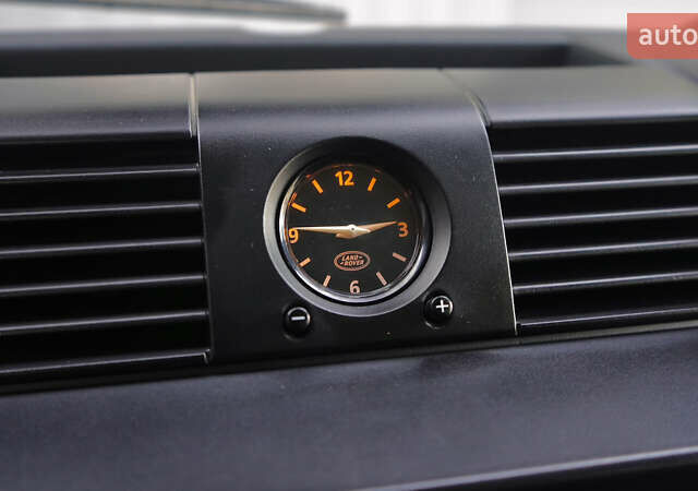 Зелений Ленд Ровер Дефендер, об'ємом двигуна 2.2 л та пробігом 98 тис. км за 87000 $, фото 27 на Automoto.ua