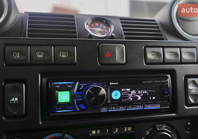 Зелений Ленд Ровер Дефендер, об'ємом двигуна 2.2 л та пробігом 98 тис. км за 87000 $, фото 28 на Automoto.ua