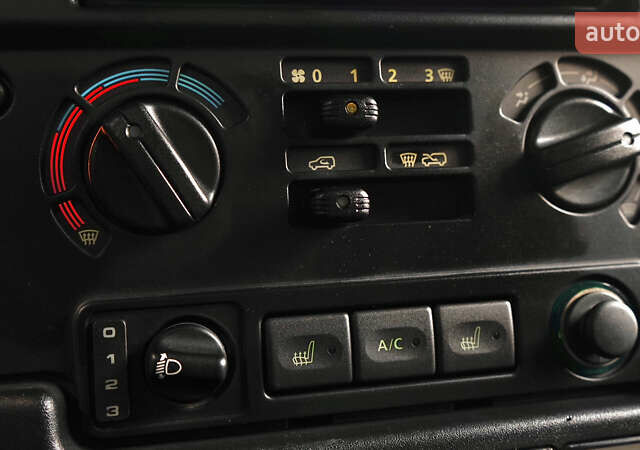 Зелений Ленд Ровер Дефендер, об'ємом двигуна 2.2 л та пробігом 98 тис. км за 87000 $, фото 26 на Automoto.ua