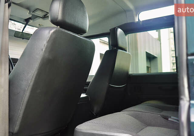 Зелений Ленд Ровер Дефендер, об'ємом двигуна 2.2 л та пробігом 98 тис. км за 87000 $, фото 39 на Automoto.ua