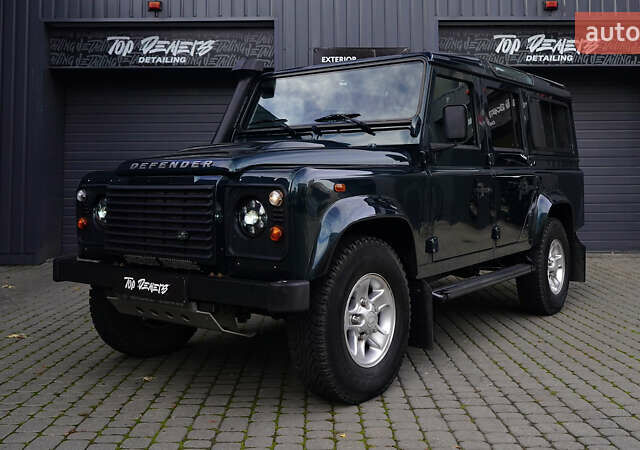 Зелений Ленд Ровер Дефендер, об'ємом двигуна 2.2 л та пробігом 98 тис. км за 87000 $, фото 4 на Automoto.ua
