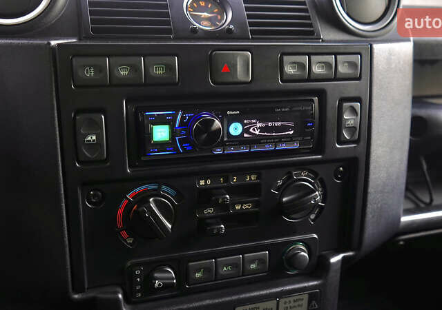 Зелений Ленд Ровер Дефендер, об'ємом двигуна 2.2 л та пробігом 98 тис. км за 87000 $, фото 29 на Automoto.ua