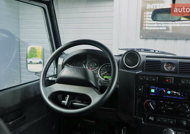 Зелений Ленд Ровер Дефендер, об'ємом двигуна 2.2 л та пробігом 98 тис. км за 87000 $, фото 38 на Automoto.ua