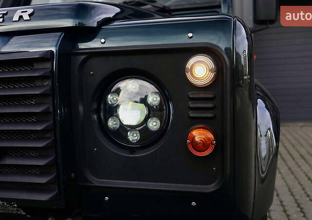 Зелений Ленд Ровер Дефендер, об'ємом двигуна 2.2 л та пробігом 98 тис. км за 87000 $, фото 10 на Automoto.ua