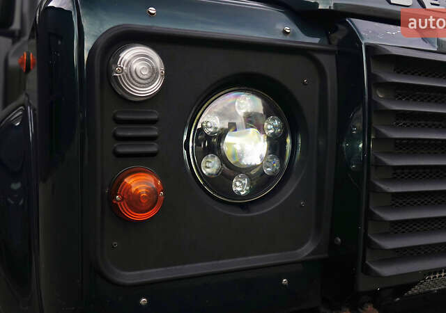 Зелений Ленд Ровер Дефендер, об'ємом двигуна 2.2 л та пробігом 98 тис. км за 87000 $, фото 9 на Automoto.ua