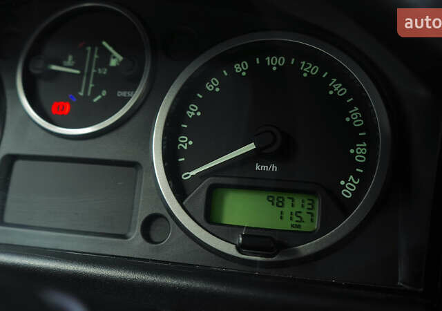 Зелений Ленд Ровер Дефендер, об'ємом двигуна 2.2 л та пробігом 98 тис. км за 87000 $, фото 37 на Automoto.ua