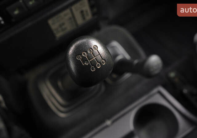 Зелений Ленд Ровер Дефендер, об'ємом двигуна 2.2 л та пробігом 98 тис. км за 87000 $, фото 24 на Automoto.ua