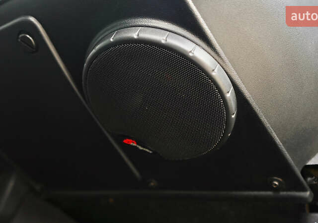 Зелений Ленд Ровер Дефендер, об'ємом двигуна 2.2 л та пробігом 98 тис. км за 87000 $, фото 22 на Automoto.ua