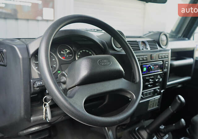 Зелений Ленд Ровер Дефендер, об'ємом двигуна 2.2 л та пробігом 98 тис. км за 87000 $, фото 35 на Automoto.ua