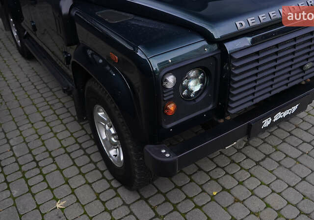 Зелений Ленд Ровер Дефендер, об'ємом двигуна 2.2 л та пробігом 98 тис. км за 87000 $, фото 8 на Automoto.ua