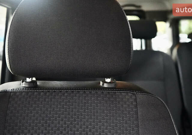 Зелений Ленд Ровер Дефендер, об'ємом двигуна 2.2 л та пробігом 98 тис. км за 87000 $, фото 20 на Automoto.ua