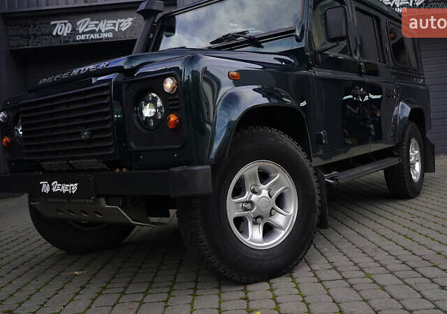Зелений Ленд Ровер Дефендер, об'ємом двигуна 2.2 л та пробігом 98 тис. км за 87000 $, фото 2 на Automoto.ua