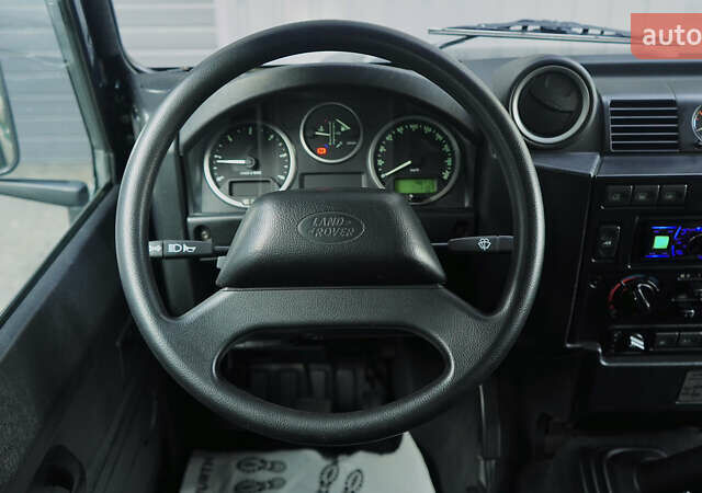 Зелений Ленд Ровер Дефендер, об'ємом двигуна 2.2 л та пробігом 98 тис. км за 87000 $, фото 34 на Automoto.ua