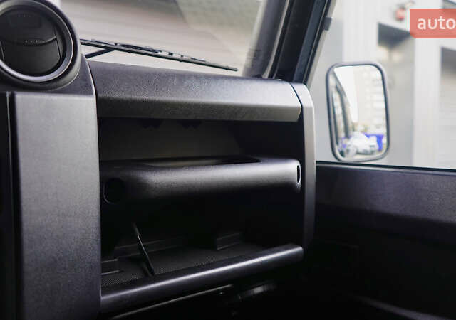 Зелений Ленд Ровер Дефендер, об'ємом двигуна 2.2 л та пробігом 98 тис. км за 87000 $, фото 23 на Automoto.ua