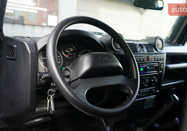 Зелений Ленд Ровер Дефендер, об'ємом двигуна 2.2 л та пробігом 98 тис. км за 87000 $, фото 45 на Automoto.ua