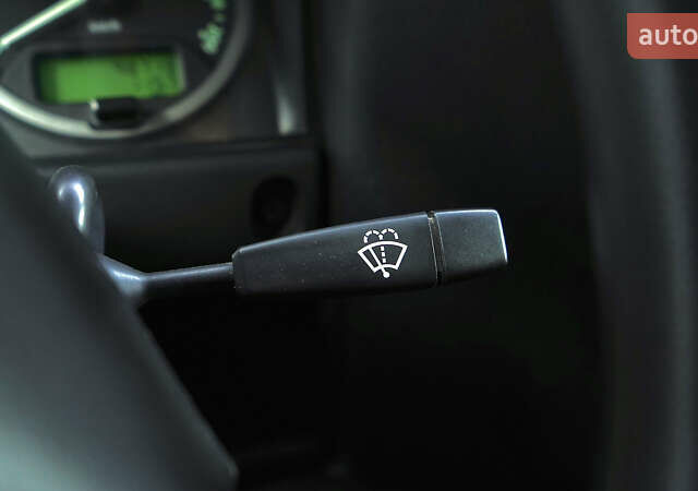 Зелений Ленд Ровер Дефендер, об'ємом двигуна 2.2 л та пробігом 98 тис. км за 87000 $, фото 31 на Automoto.ua