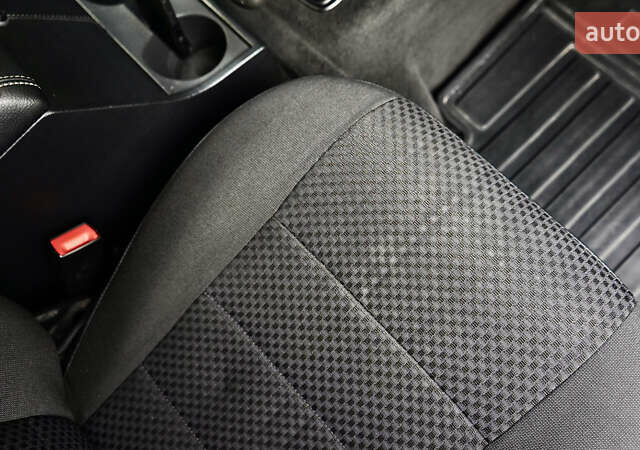 Зелений Ленд Ровер Дефендер, об'ємом двигуна 2.2 л та пробігом 98 тис. км за 87000 $, фото 18 на Automoto.ua