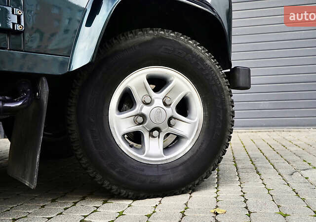 Зелений Ленд Ровер Дефендер, об'ємом двигуна 2.2 л та пробігом 98 тис. км за 87000 $, фото 15 на Automoto.ua