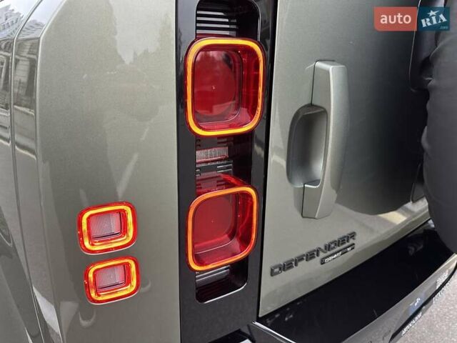 Зеленый Ленд Ровер Дефендер, объемом двигателя 2 л и пробегом 77 тыс. км за 52000 $, фото 27 на Automoto.ua