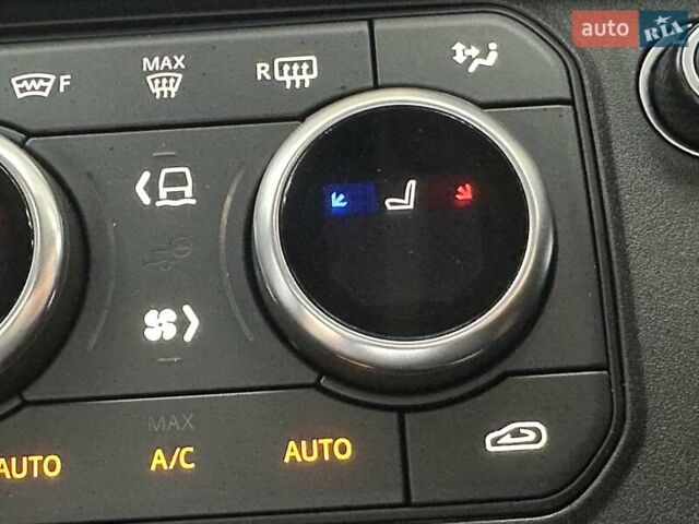 Зеленый Ленд Ровер Дефендер, объемом двигателя 2 л и пробегом 77 тыс. км за 52000 $, фото 80 на Automoto.ua