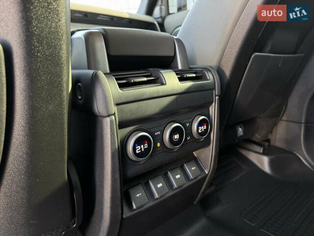 Зелений Ленд Ровер Дефендер, об'ємом двигуна 2 л та пробігом 108 тис. км за 55000 $, фото 15 на Automoto.ua