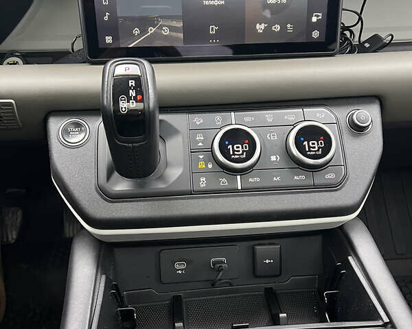 Зелений Ленд Ровер Дефендер, об'ємом двигуна 2 л та пробігом 157 тис. км за 54000 $, фото 21 на Automoto.ua