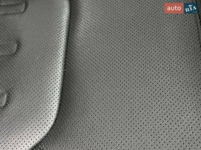 Зеленый Ленд Ровер Дефендер, объемом двигателя 2 л и пробегом 77 тыс. км за 52000 $, фото 81 на Automoto.ua