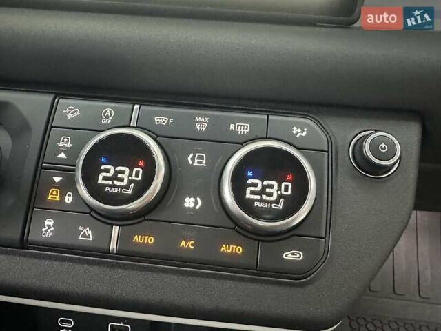 Зеленый Ленд Ровер Дефендер, объемом двигателя 2 л и пробегом 77 тыс. км за 52000 $, фото 52 на Automoto.ua