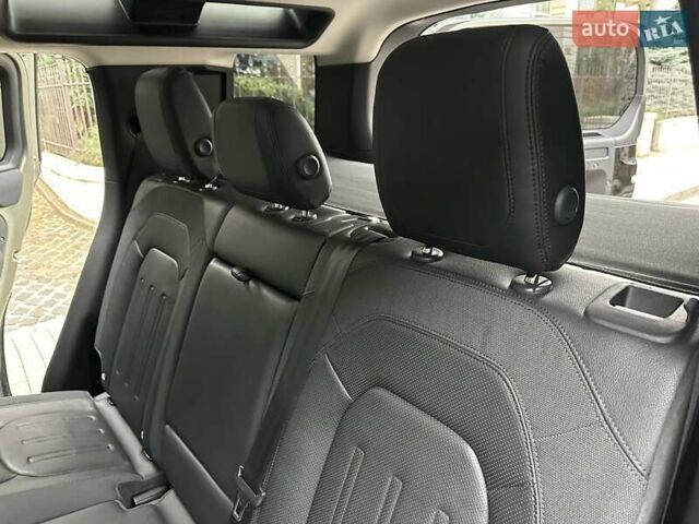 Зеленый Ленд Ровер Дефендер, объемом двигателя 2 л и пробегом 77 тыс. км за 52000 $, фото 85 на Automoto.ua