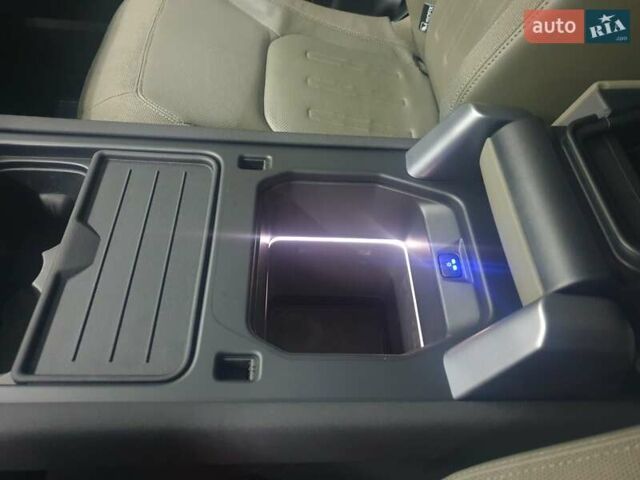 Зелений Ленд Ровер Дефендер, об'ємом двигуна 2 л та пробігом 126 тис. км за 48000 $, фото 9 на Automoto.ua