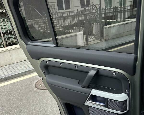 Зеленый Ленд Ровер Дефендер, объемом двигателя 2 л и пробегом 77 тыс. км за 52000 $, фото 83 на Automoto.ua