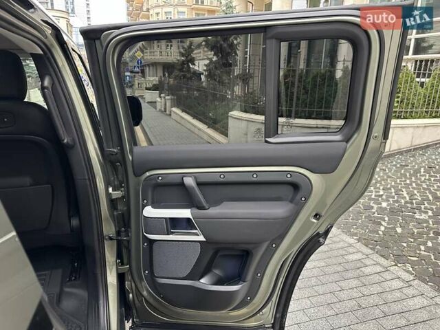 Зеленый Ленд Ровер Дефендер, объемом двигателя 2 л и пробегом 77 тыс. км за 52000 $, фото 90 на Automoto.ua