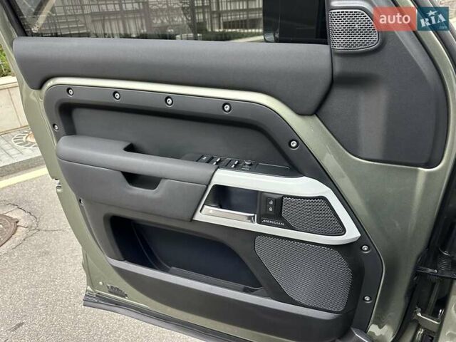 Зеленый Ленд Ровер Дефендер, объемом двигателя 2 л и пробегом 77 тыс. км за 52000 $, фото 38 на Automoto.ua