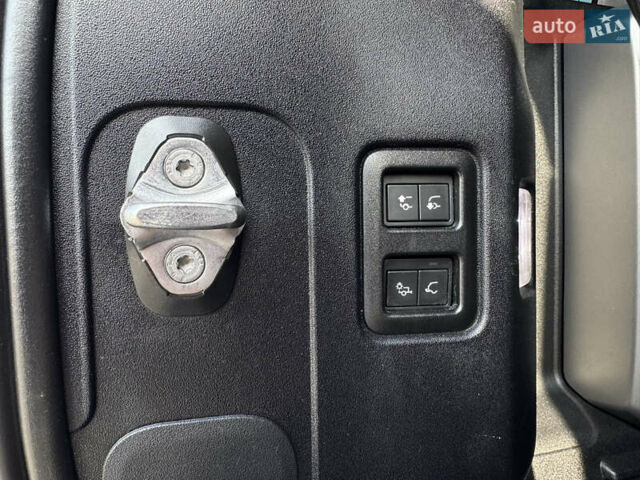 Зелений Ленд Ровер Дефендер, об'ємом двигуна 2 л та пробігом 108 тис. км за 55000 $, фото 12 на Automoto.ua