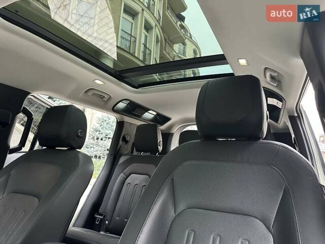 Зеленый Ленд Ровер Дефендер, объемом двигателя 2 л и пробегом 77 тыс. км за 52000 $, фото 3 на Automoto.ua