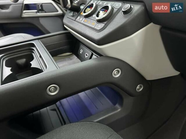 Зеленый Ленд Ровер Дефендер, объемом двигателя 2 л и пробегом 77 тыс. км за 52000 $, фото 71 на Automoto.ua