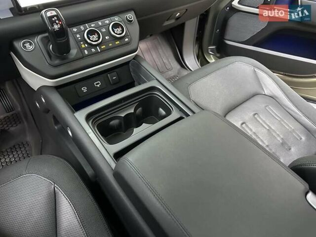 Зеленый Ленд Ровер Дефендер, объемом двигателя 2 л и пробегом 77 тыс. км за 52000 $, фото 48 на Automoto.ua