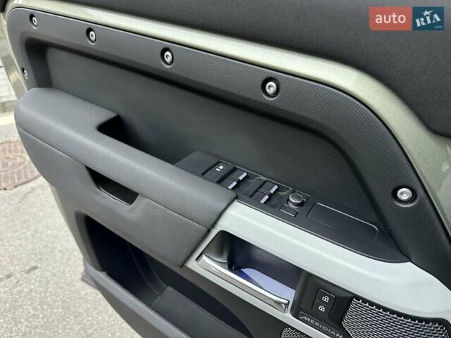 Зеленый Ленд Ровер Дефендер, объемом двигателя 2 л и пробегом 77 тыс. км за 52000 $, фото 40 на Automoto.ua