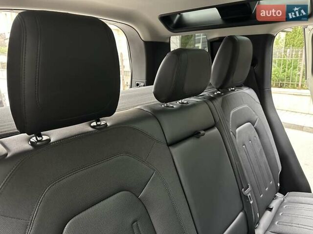 Зеленый Ленд Ровер Дефендер, объемом двигателя 2 л и пробегом 77 тыс. км за 52000 $, фото 89 на Automoto.ua