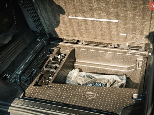 Зелений Ленд Ровер Дефендер, об'ємом двигуна 2 л та пробігом 145 тис. км за 43900 $, фото 30 на Automoto.ua