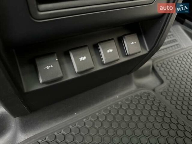 Зеленый Ленд Ровер Дефендер, объемом двигателя 2 л и пробегом 77 тыс. км за 52000 $, фото 86 на Automoto.ua