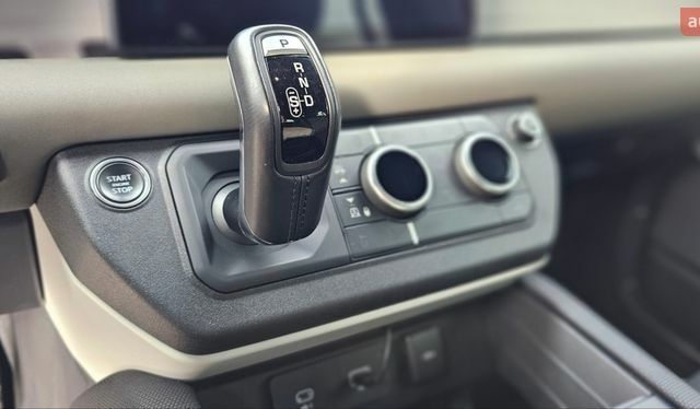 Зеленый Ленд Ровер Дефендер, объемом двигателя 3 л и пробегом 105 тыс. км за 65500 $, фото 24 на Automoto.ua