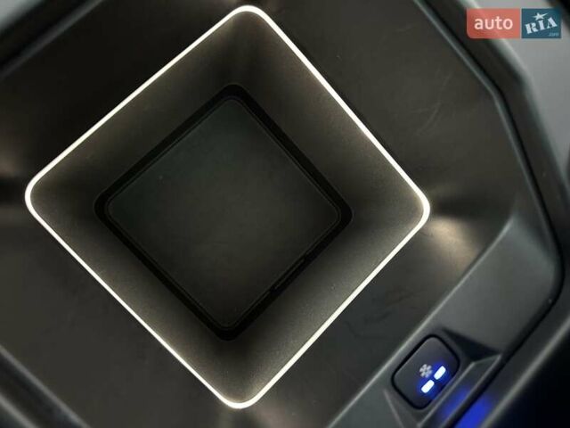 Зеленый Ленд Ровер Дефендер, объемом двигателя 2 л и пробегом 77 тыс. км за 57500 $, фото 49 на Automoto.ua