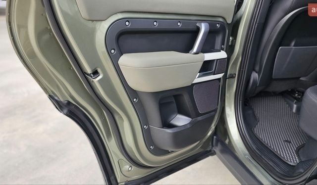 Зеленый Ленд Ровер Дефендер, объемом двигателя 3 л и пробегом 105 тыс. км за 65500 $, фото 27 на Automoto.ua