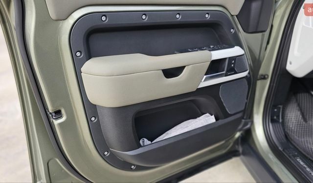 Зеленый Ленд Ровер Дефендер, объемом двигателя 3 л и пробегом 105 тыс. км за 65500 $, фото 20 на Automoto.ua