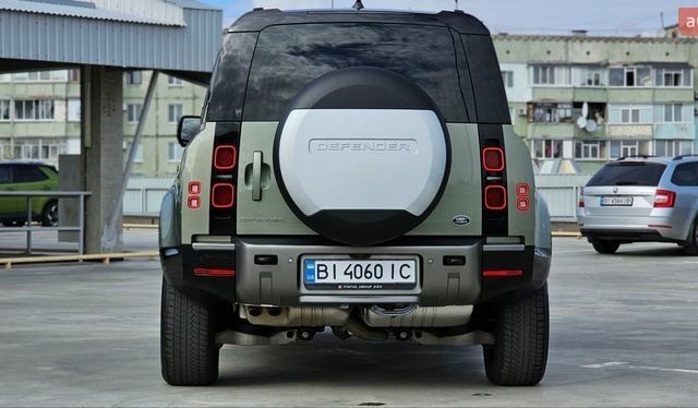 Зеленый Ленд Ровер Дефендер, объемом двигателя 3 л и пробегом 105 тыс. км за 65500 $, фото 3 на Automoto.ua