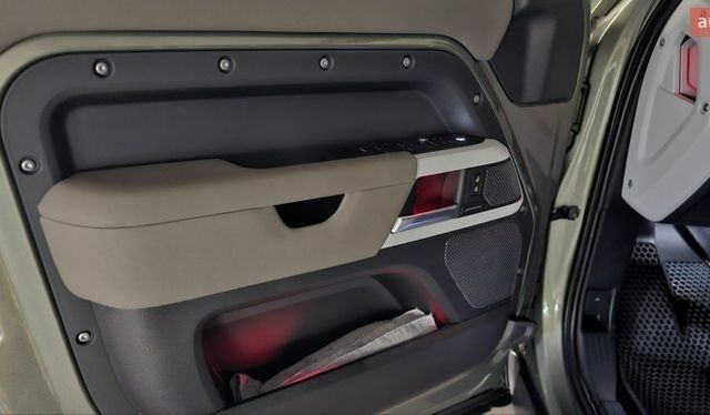 Зеленый Ленд Ровер Дефендер, объемом двигателя 3 л и пробегом 105 тыс. км за 65500 $, фото 57 на Automoto.ua